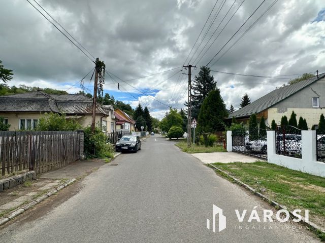 Csendes kertvárosi utcában felújítandó családi ház eladó!