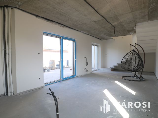 Emeltszintű szerkezetkész ikerház,  Új-petőfi telepen eladó!