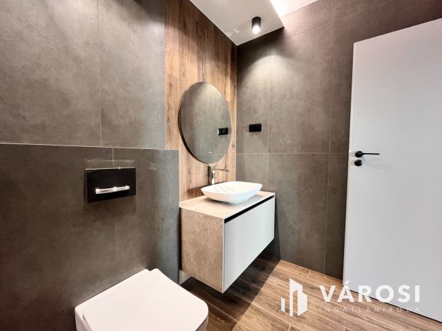 Ébredj a város felett – 91 m² luxus az Egyetem Towerben