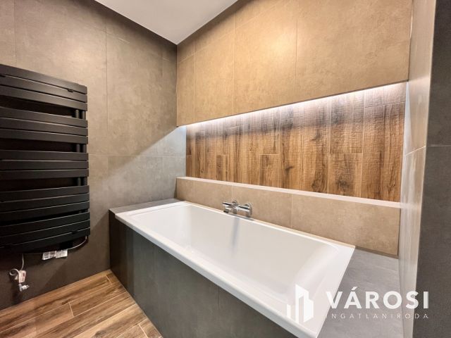 Ébredj a város felett – 91 m² luxus az Egyetem Towerben