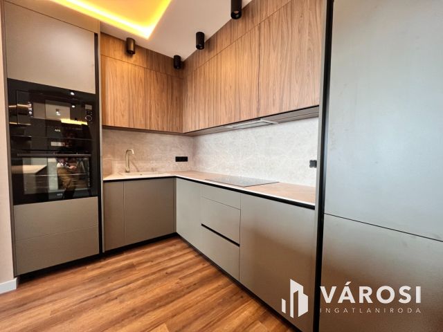 Ébredj a város felett – 91 m² luxus az Egyetem Towerben