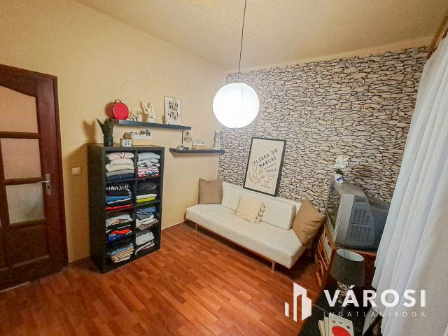 Társasházi lakás 200 m2-es kertrésszel Hatvanban!