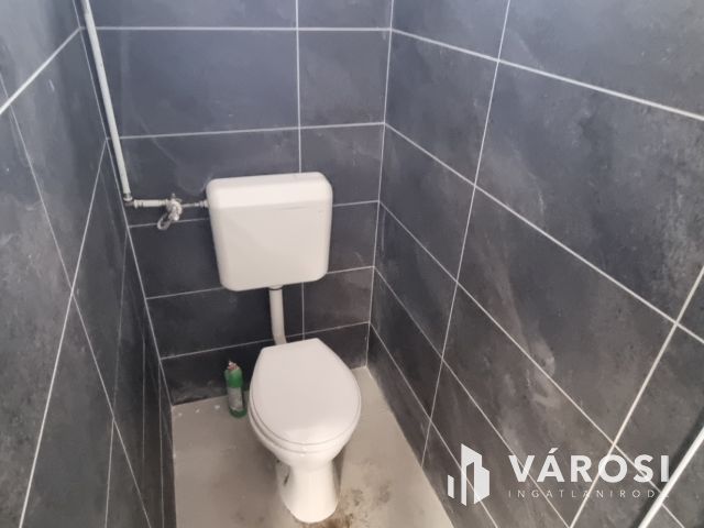 Kiadó kis épület az Ipari Parkban!