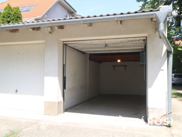 Belsőudvari garázs eladó a Nádas utcában .