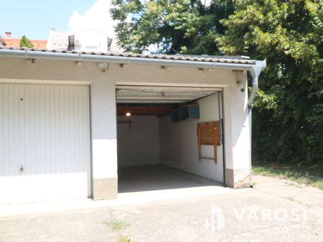 Belsőudvari garázs eladó a Nádas utcában .