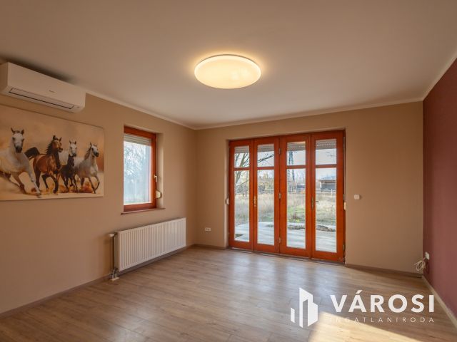 Kéznél a város, közel az autópálya – ideális lokáció