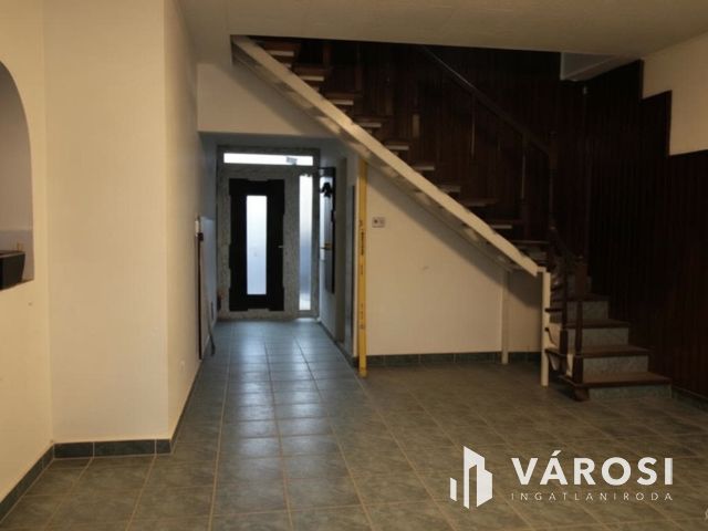 Lehetőségek tárháza! 2 szintes családiház üzlethelységgel