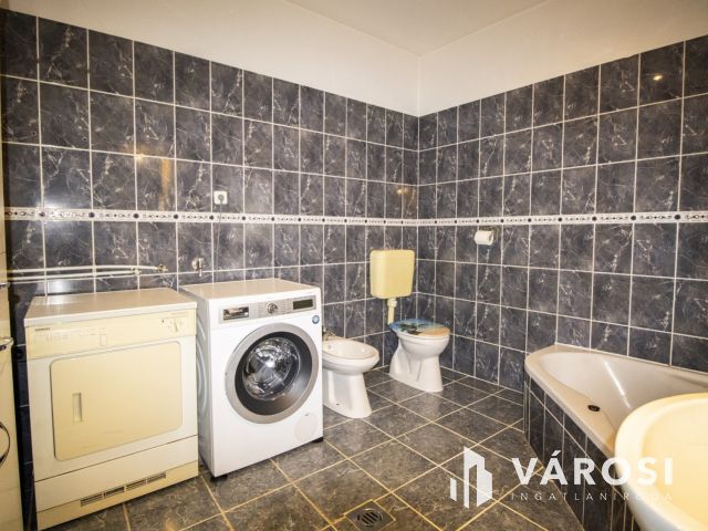 Belvárosi, teljesen felújított ház, üzlettel- Szarvason