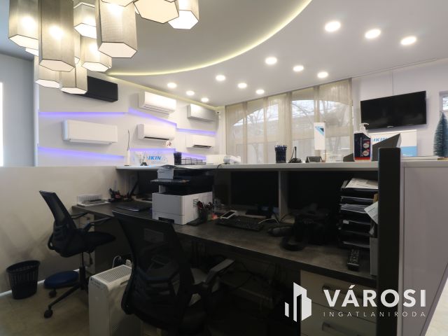 Utcafrontos,főldszinti,kirakatos szép iroda eladó.