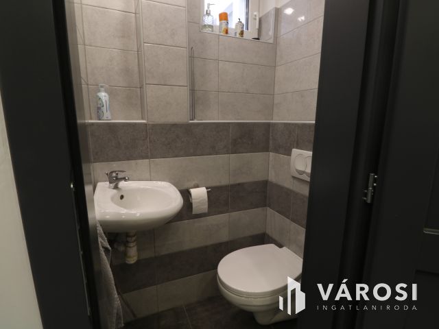 Utcafrontos,főldszinti,kirakatos szép üzlethelyiség eladó.