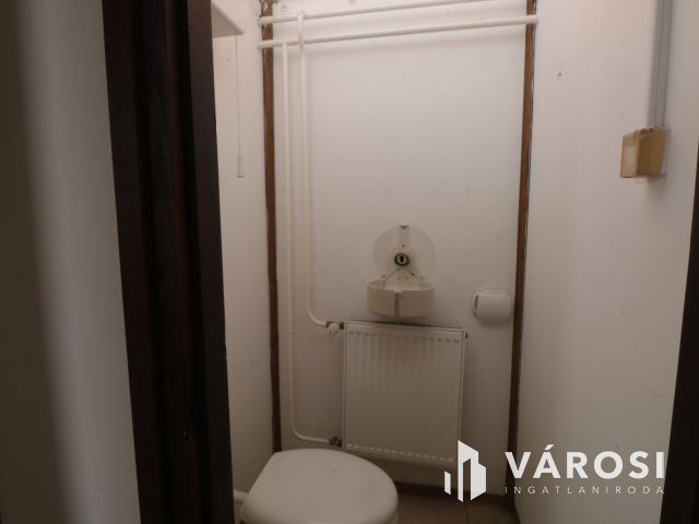 Szentmihály-telek elején üzlethelyiség, / iroda/ eladó.