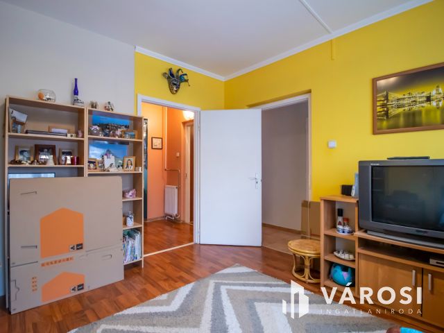 Felújított földszinti lakás közel a belvároshoz