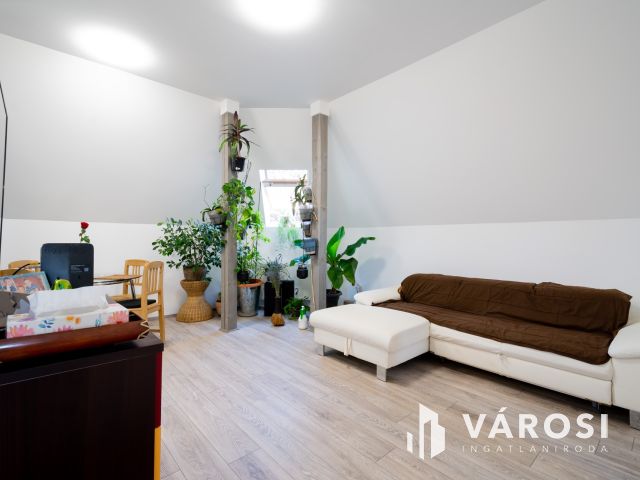 Eladó szinte új lakás Gödön: nappali + 2 háló + 2 autóbeálló