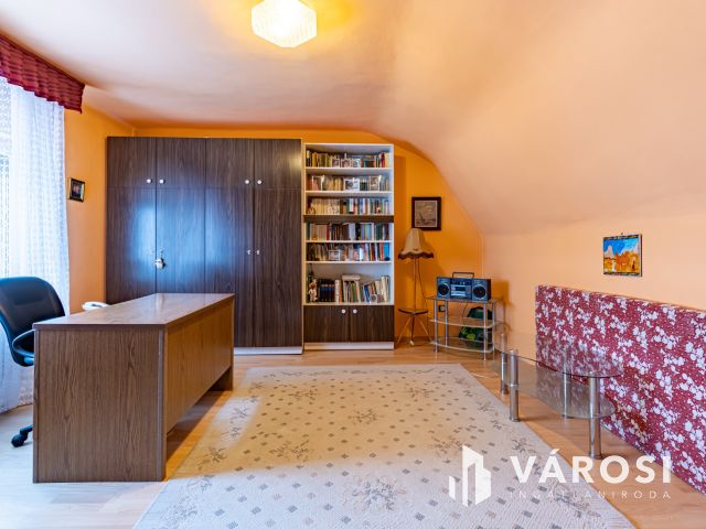 Három szobás ikerházfél eladó, Szigethalmon.