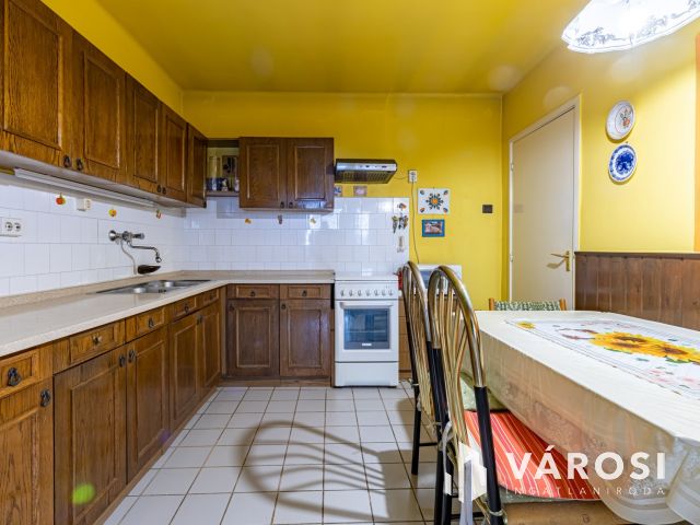 Három szobás ikerházfél eladó, Szigethalmon.