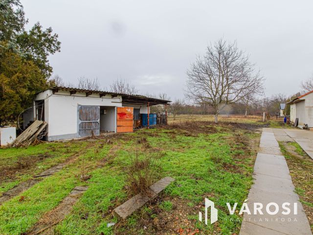 Méretes telek lakóházzal a füvészkert közelében 2