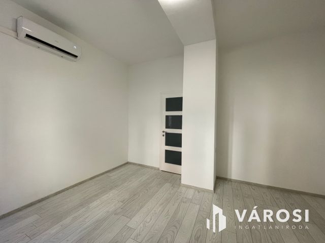 Teljesen felújított, földszinti lakás Orosháza belvárosában