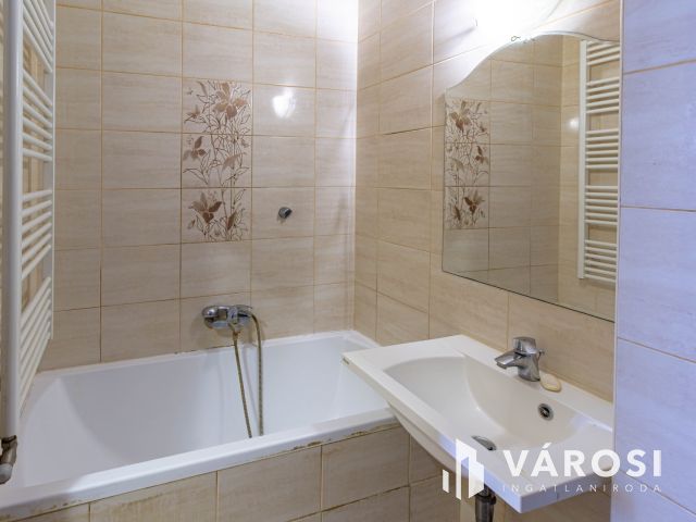 Jó elrendezés a TIK mellett és a belváros határán