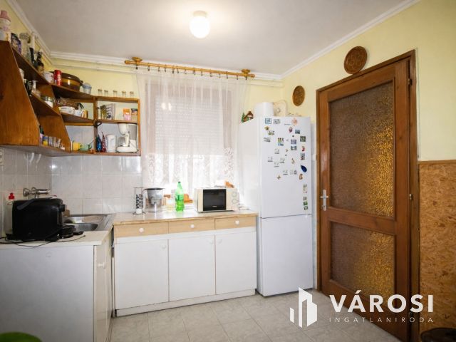 Főút menti birtok állattartásra, 10 hektár földdel