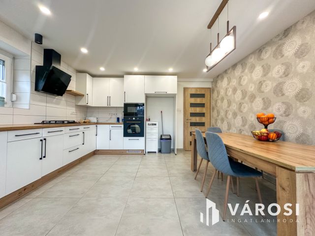 Hunyadi krt.-on felújított családi ház eladó!