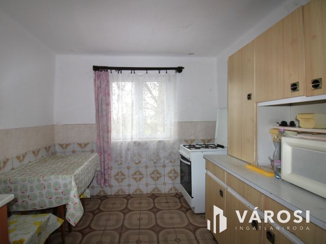 Nyugodt vidéki otthon jó alapokkal