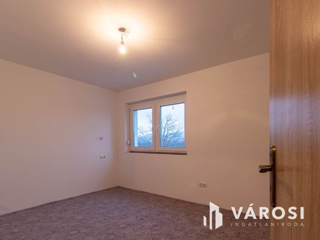 Újépítésű, belső szintes családi otthon Dorog szívében