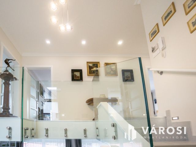 Modern, belső kétszintes családi ház remek panorámával!