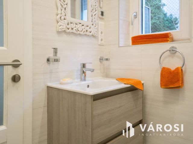 Modern, belső kétszintes családi ház remek panorámával!