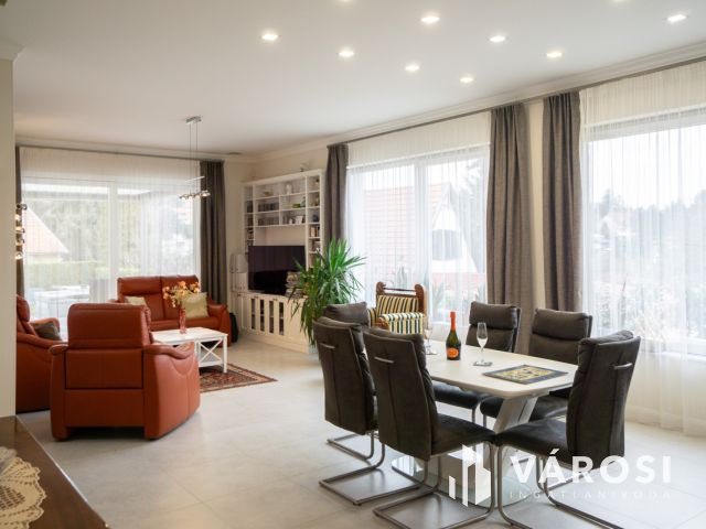 Modern, belső kétszintes családi ház remek panorámával!