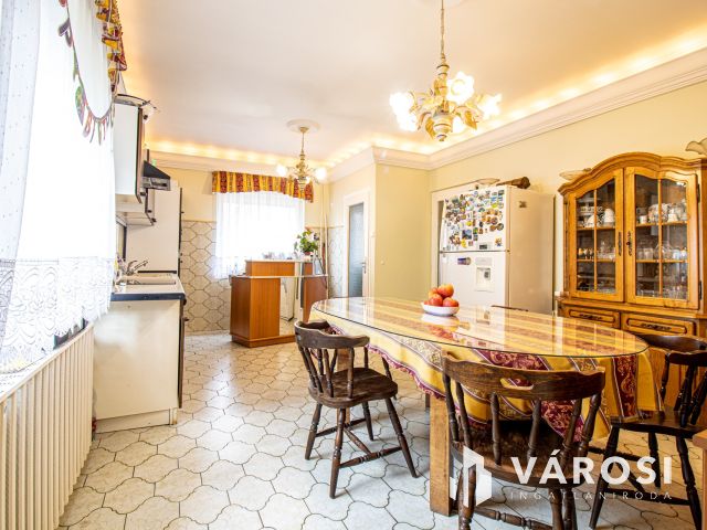 Három szintes jó állapotú családi ház dupla telken!