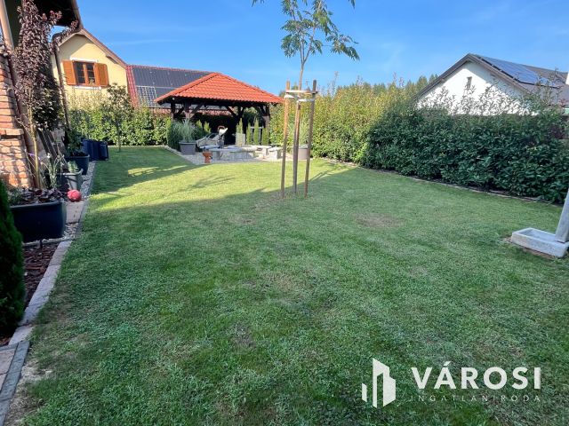 Egyszintes kényelem, exkluzív kert, időtálló minőség