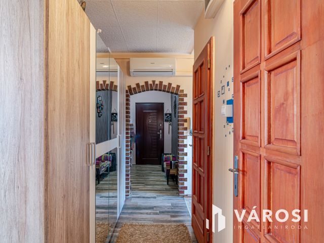 Patent lakás a lugasban