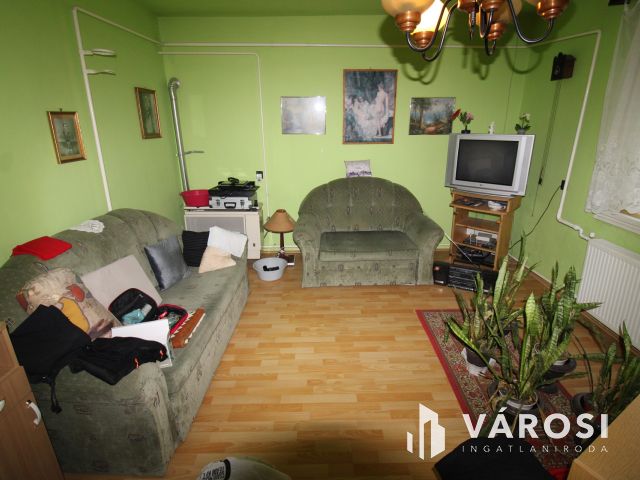 Kétszintes tégla ház, garázzsal.