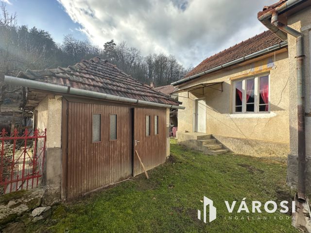 A falu csendes részén, felújítandó családi ház eladó!