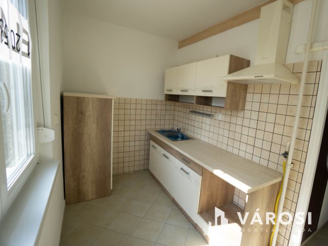 Világos, igényesen felújított lakás Marcalváros