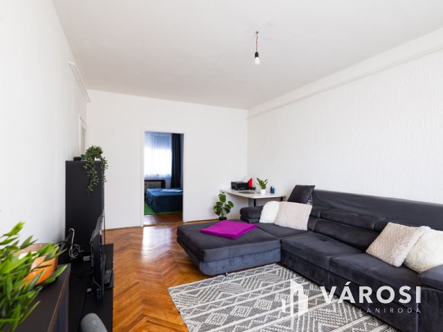 Tökéletes adottságok: első emeleti, 3 szobás, erkélyes