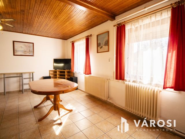 120 m² tégla ház új tetővel és szép udvarral