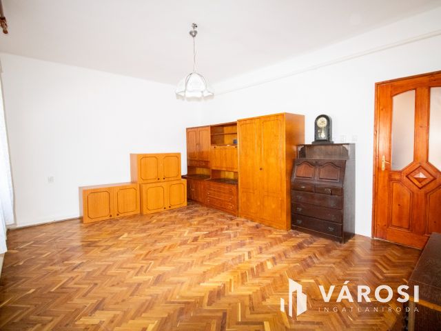 120 m² tégla ház új tetővel és szép udvarral