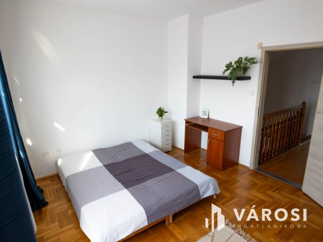 Nagyerdei tágas belső kétszintes lakás eladó