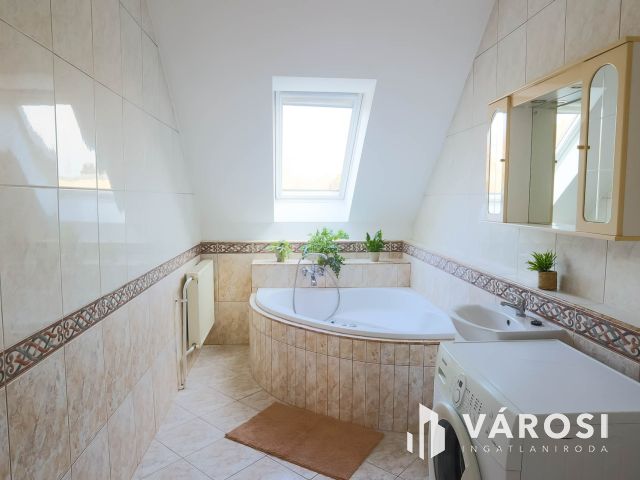 Nagyerdei tágas belső kétszintes lakás eladó