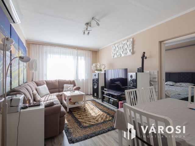 Nagy panel nagyon jó helyen!