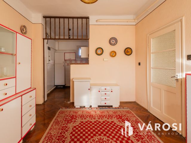 Napfényes családi ház, jó szerkezettel, a Várhoz közel