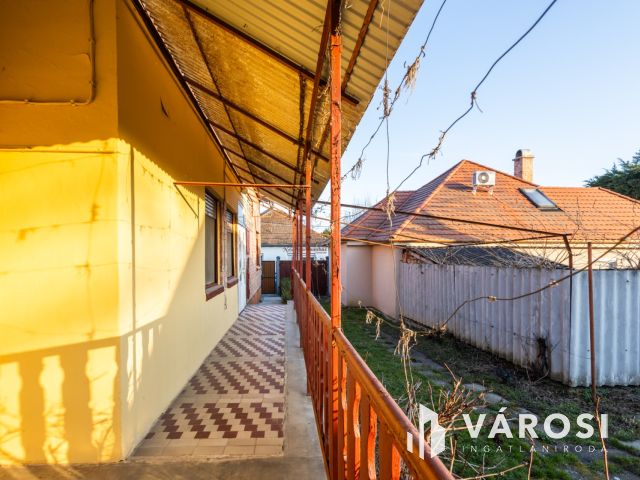 Napfényes családi ház, jó szerkezettel, a Várhoz közel