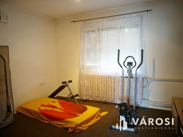 Eladó házikó kertvárosi övezetben