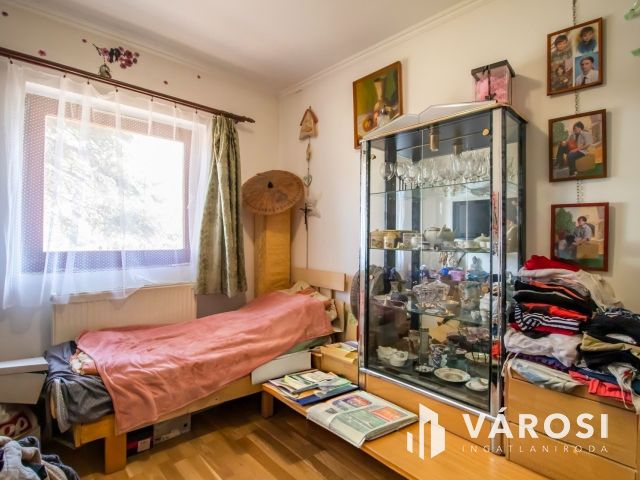 Felújított 5 szobás családi ház + 1 kislakás