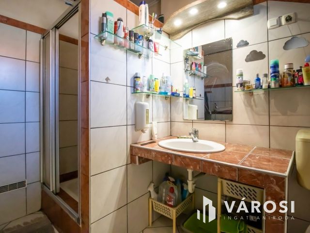 Felújított 5 szobás családi ház + 1 kislakás