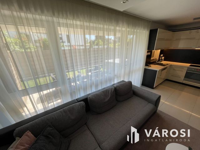 Exkluzív, kertkapcsolatos lakás Újszegeden