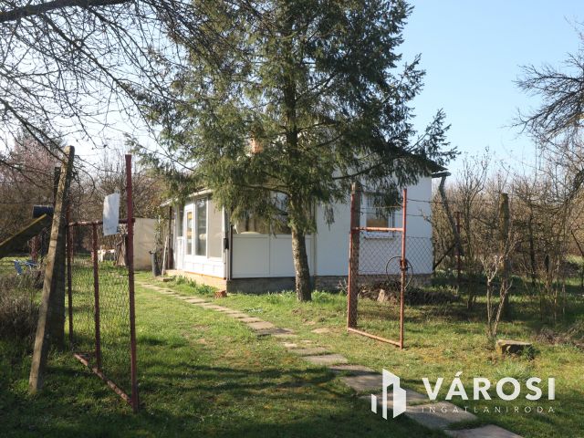 Deszki téliesített, lakható zártkert eladó.