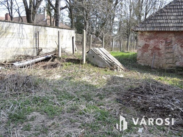 Felújít, vagy újat épít? 940 m2-es telken 2 lakásos kőház!