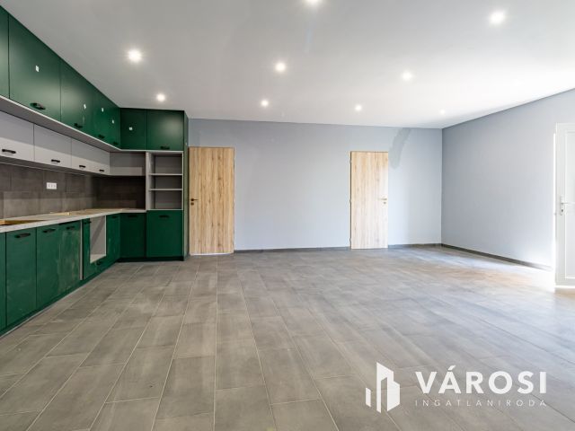 Zsámbok csendes részén, újjáépített családi ház eladó